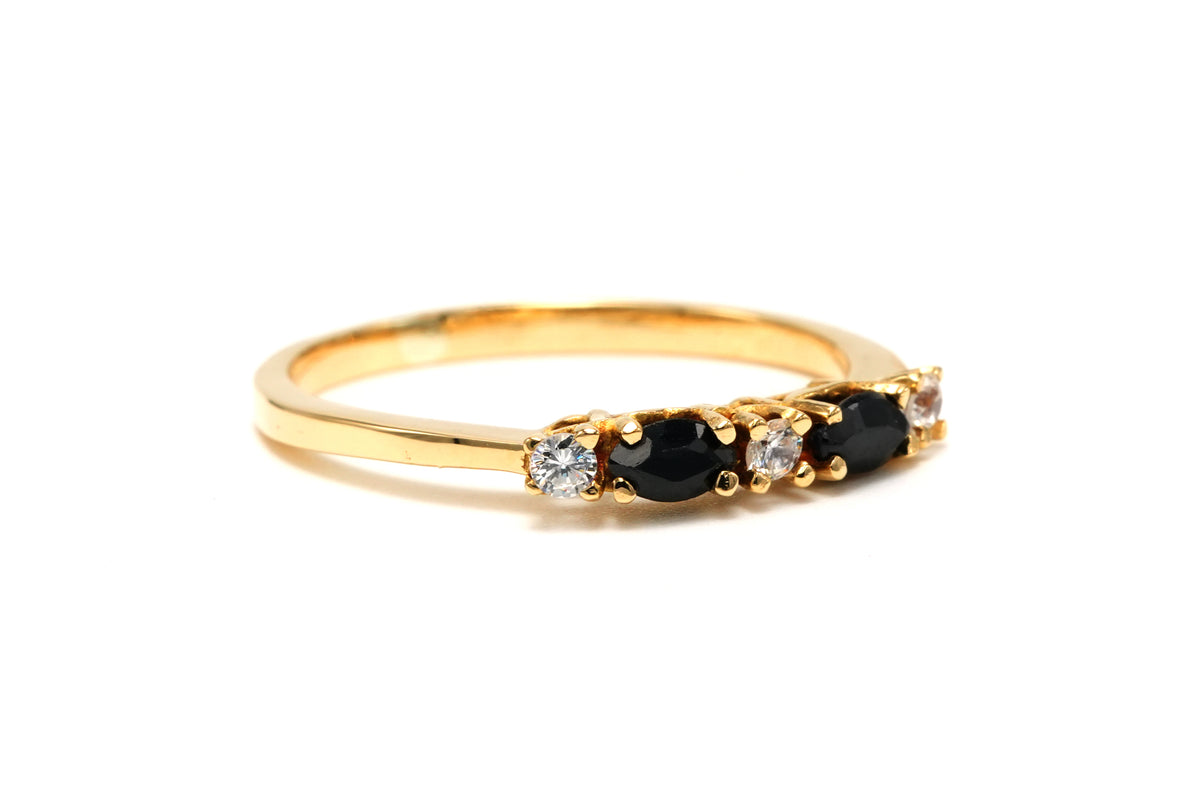 Wedding band ring in yellow gold, sapphires and diamonds