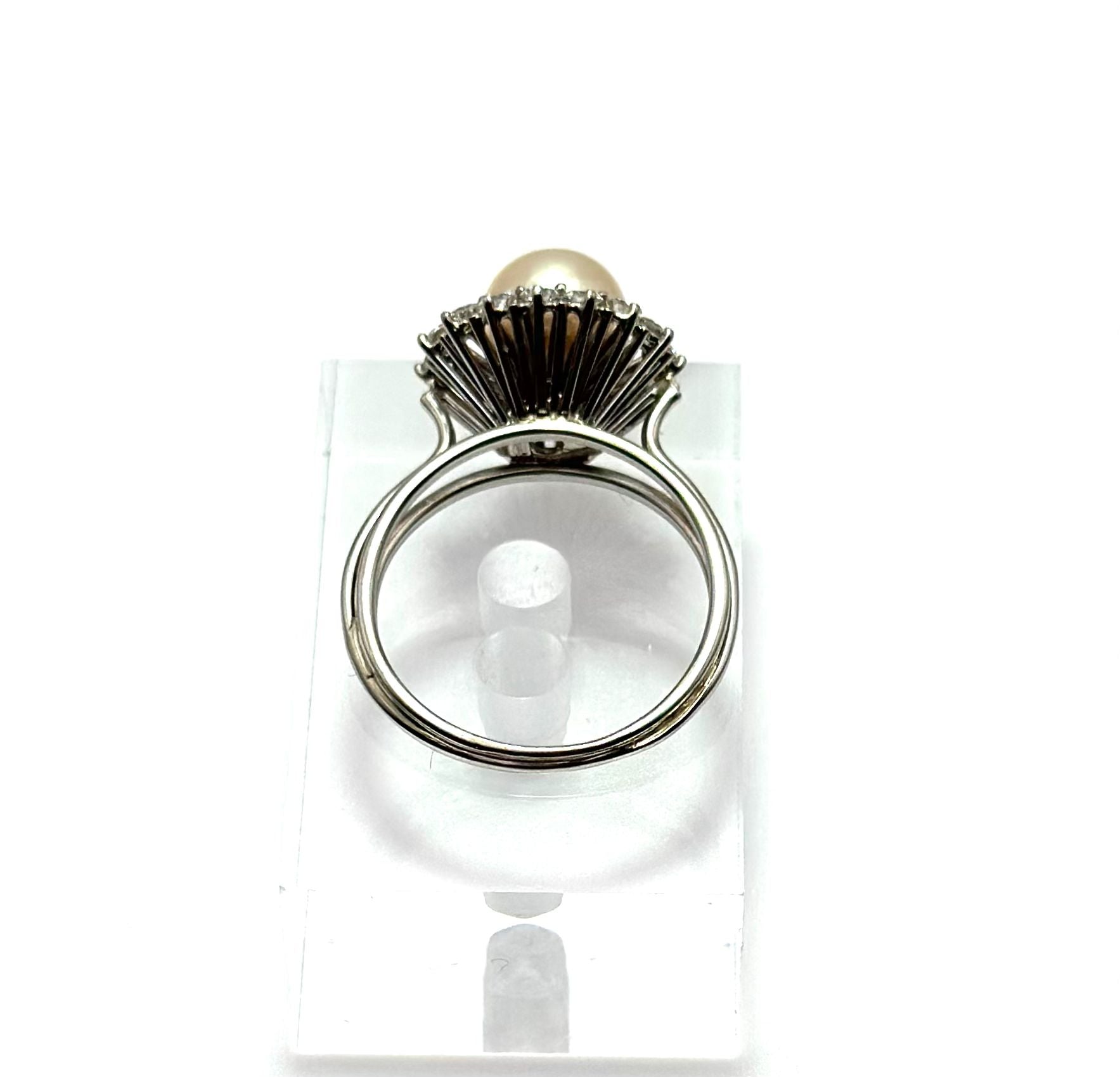 Bague Entourage en on blanc, perle et diamants