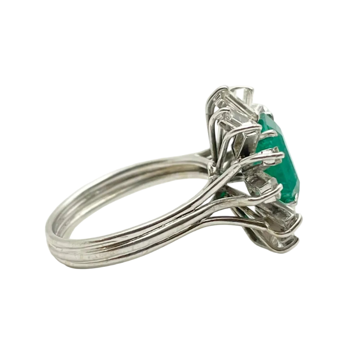 Bague Marguerite en or blanc, émeraude et diamants