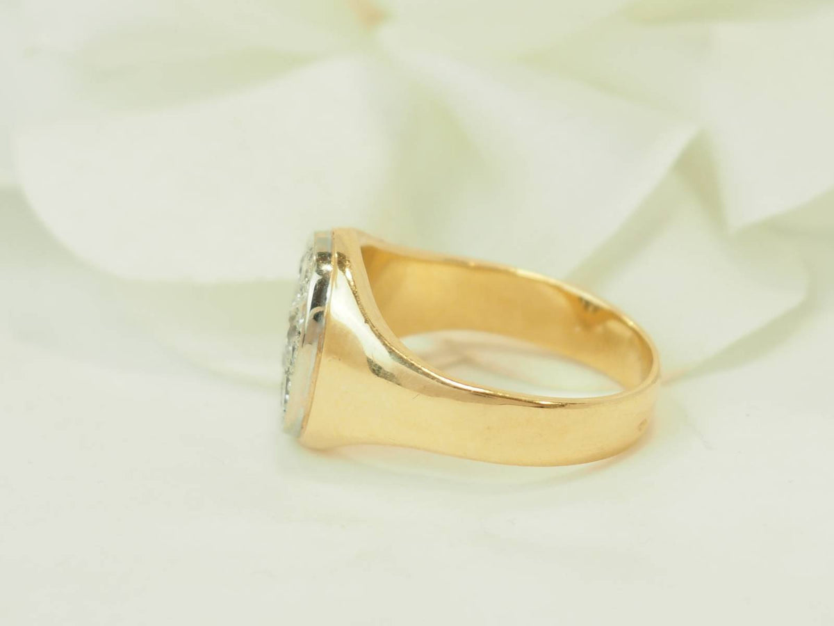 Signet ring in yellow gold and diamonds