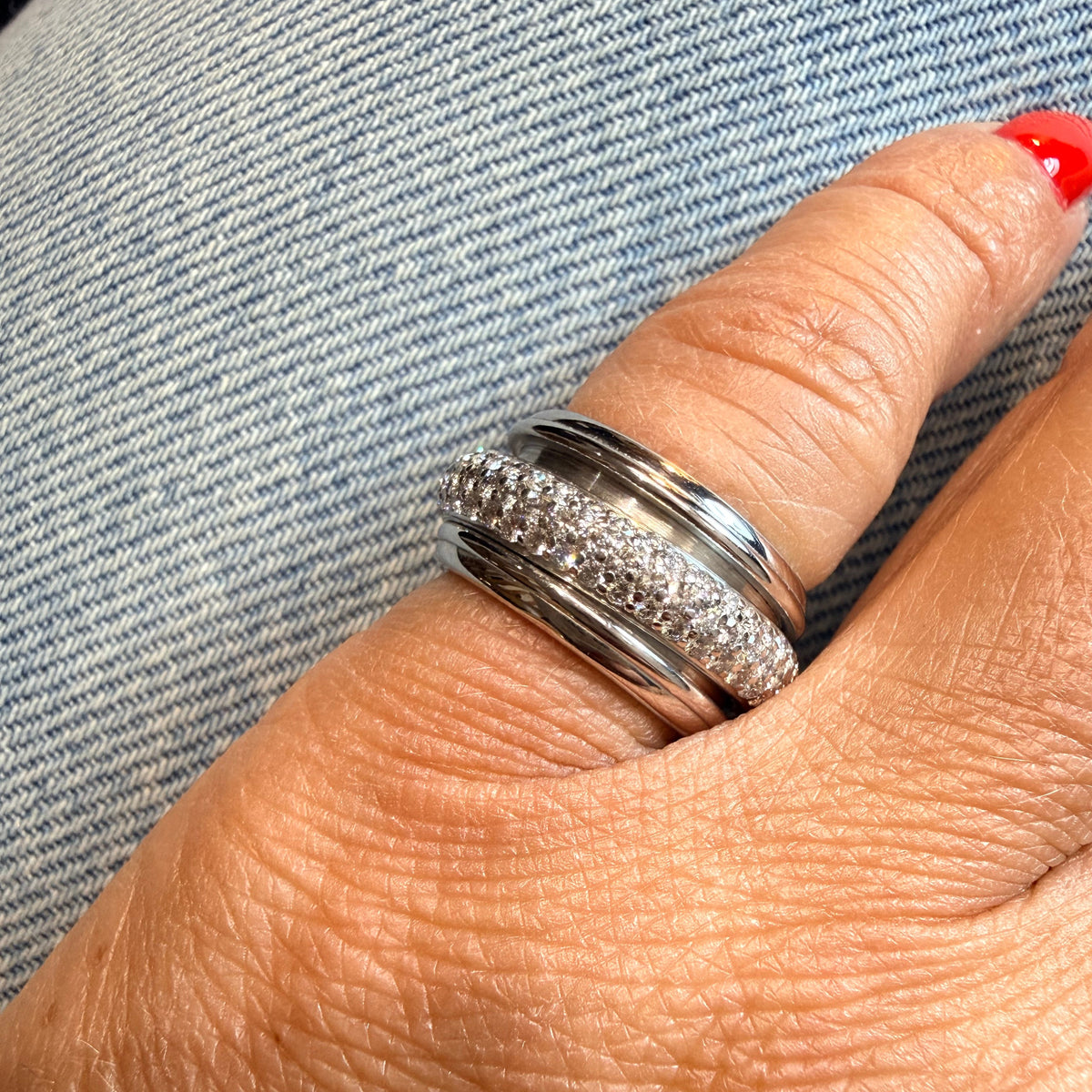 PIAGET "Possession" Wedding band in white gold and diamonds