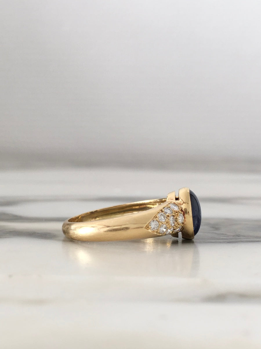 18-carat yellow gold ring with sapphire and diamonds
