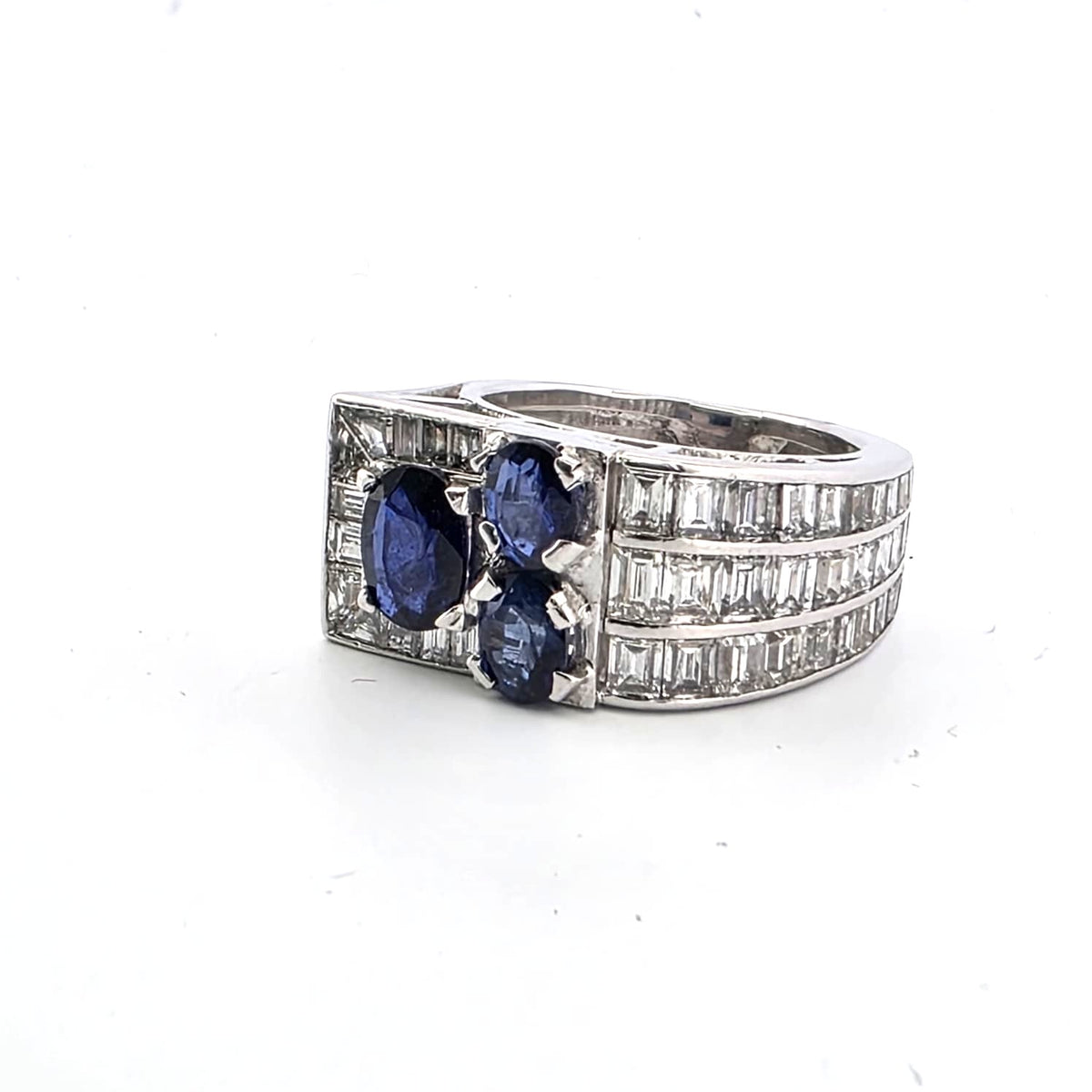 Bague Tank en or blanc, saphirs et diamants