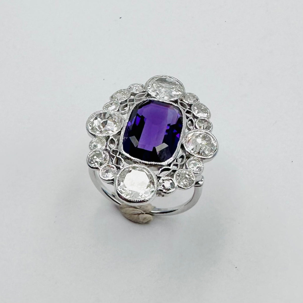 Bague Pompadour en platine, améthyste et diamants