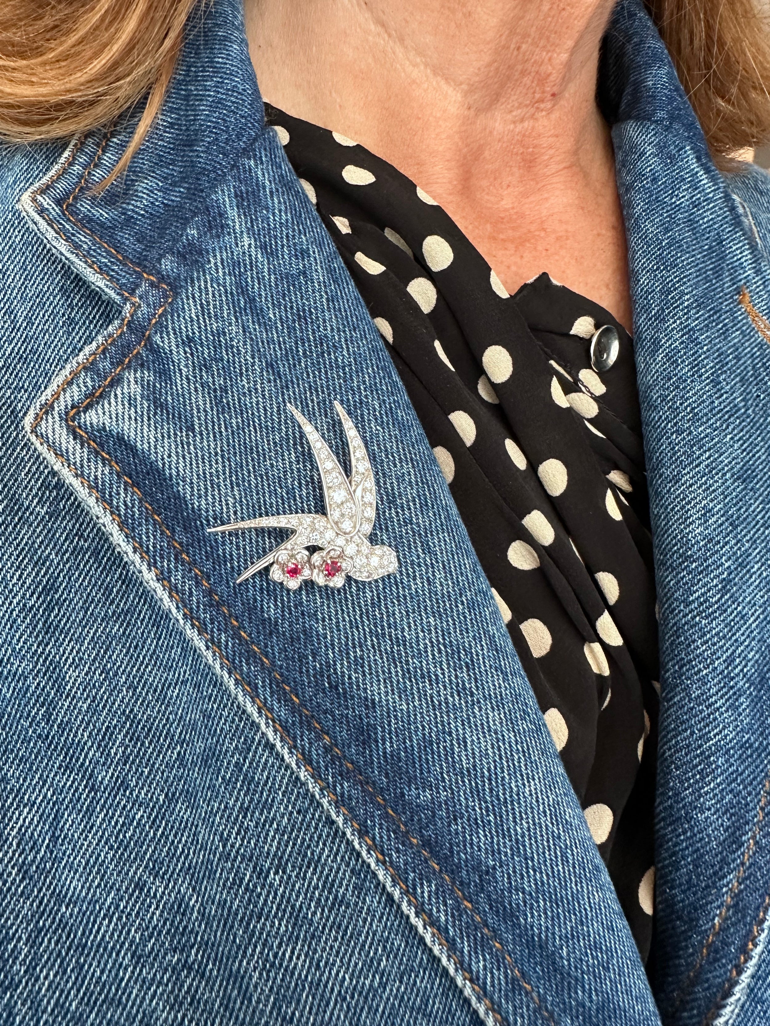 Brooch "Bird on two flowers" in white gold and Platinum