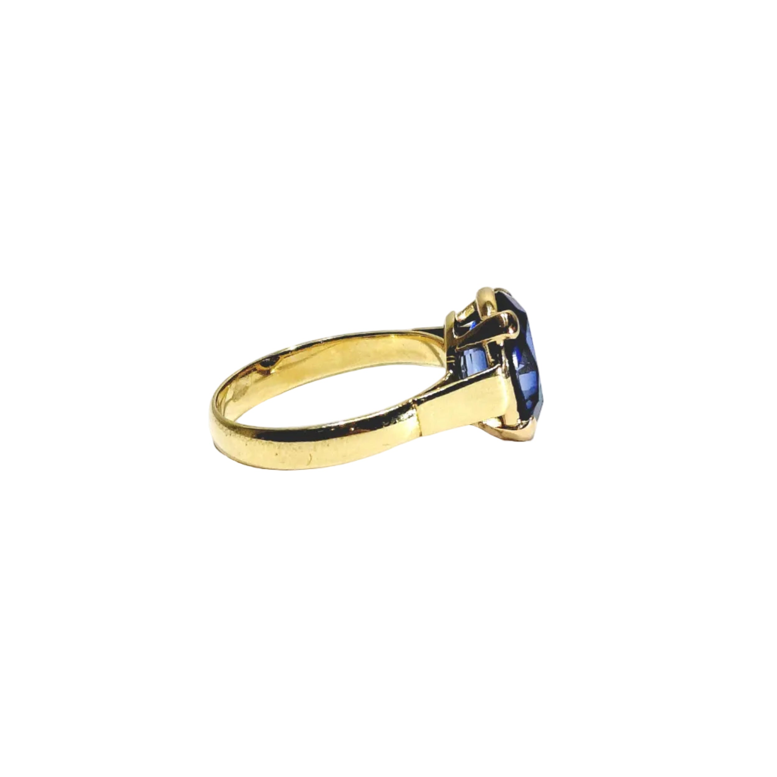 Bague en or jaune et saphir