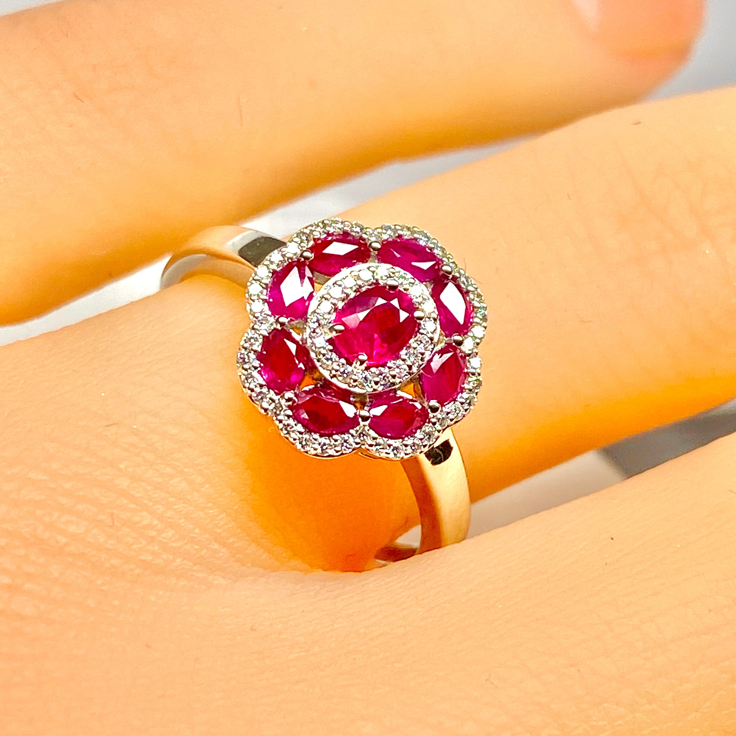 Bague Entourage en or blanc, rubis et diamants