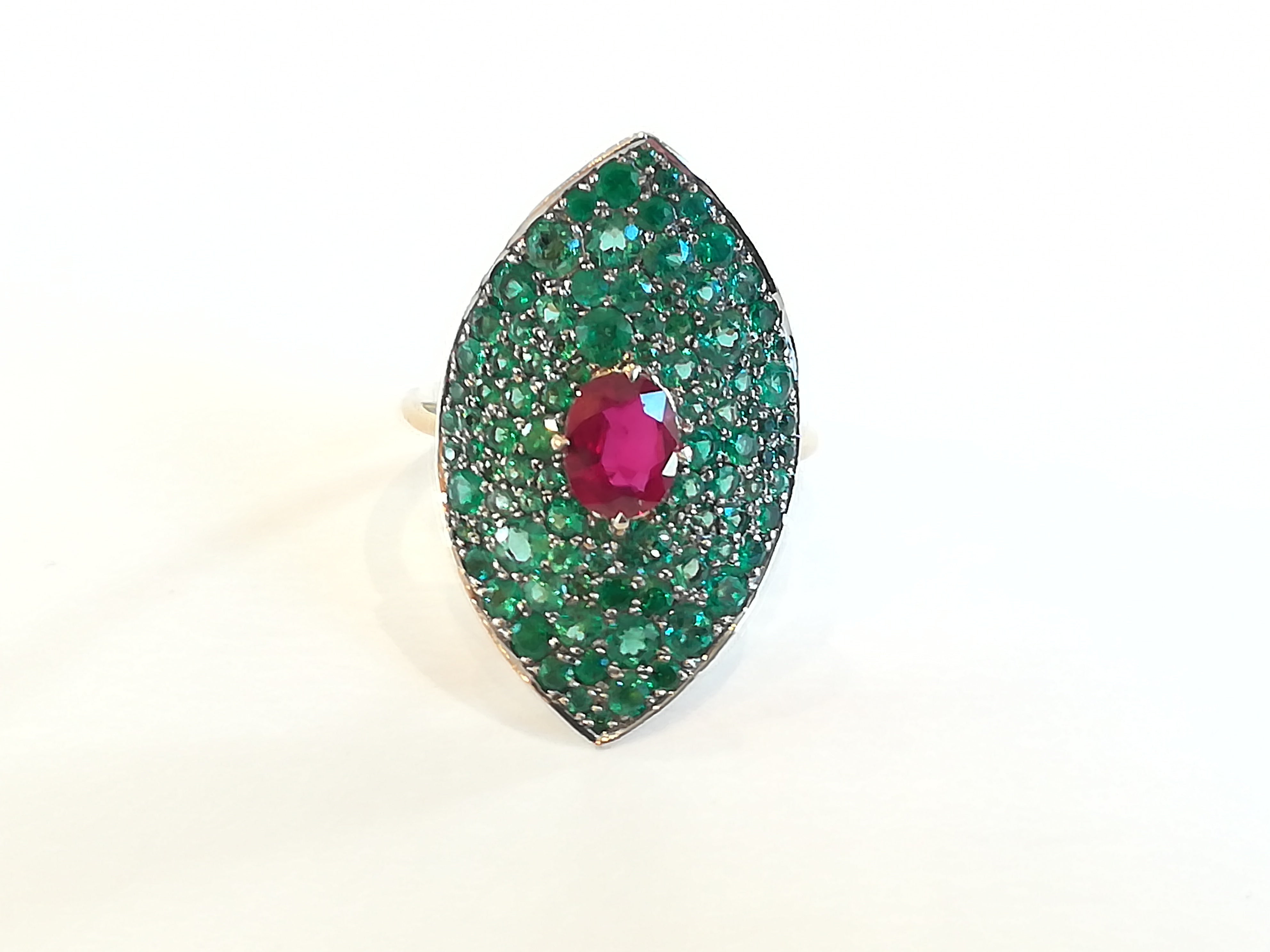 Bague Marquise GUY BARUCH en or jaune, rubis et émeraudes