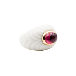 Bague Dôme BULGARI "Chandra" en céramique blanche, or jaune et tourmaline rose