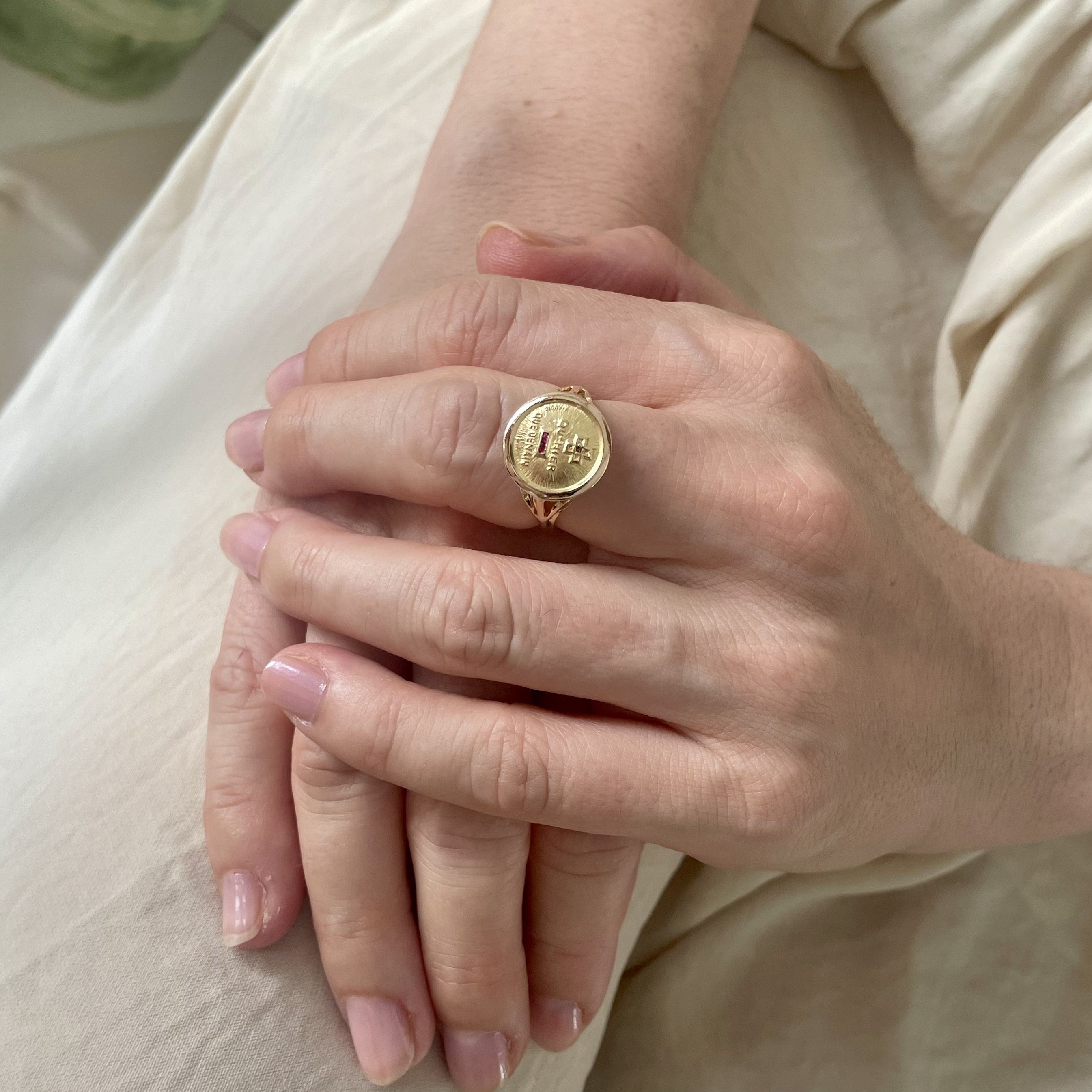 Bague Chevalière AUGIS en or jaune et rubis
