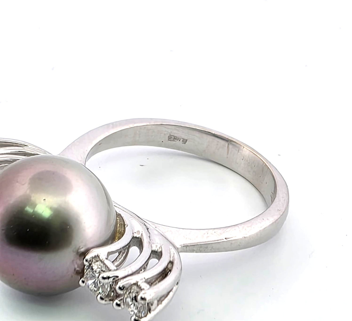 White Gold Solitaire Ring with a Pearl and Diamonds