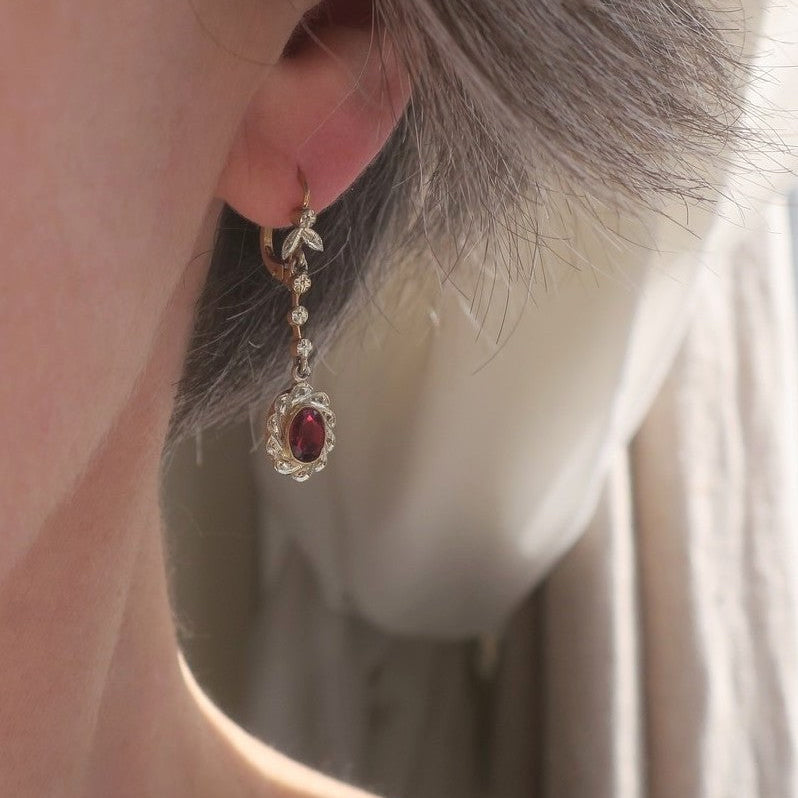 Dormeuses Pendant earrings in yellow gold, white gold,