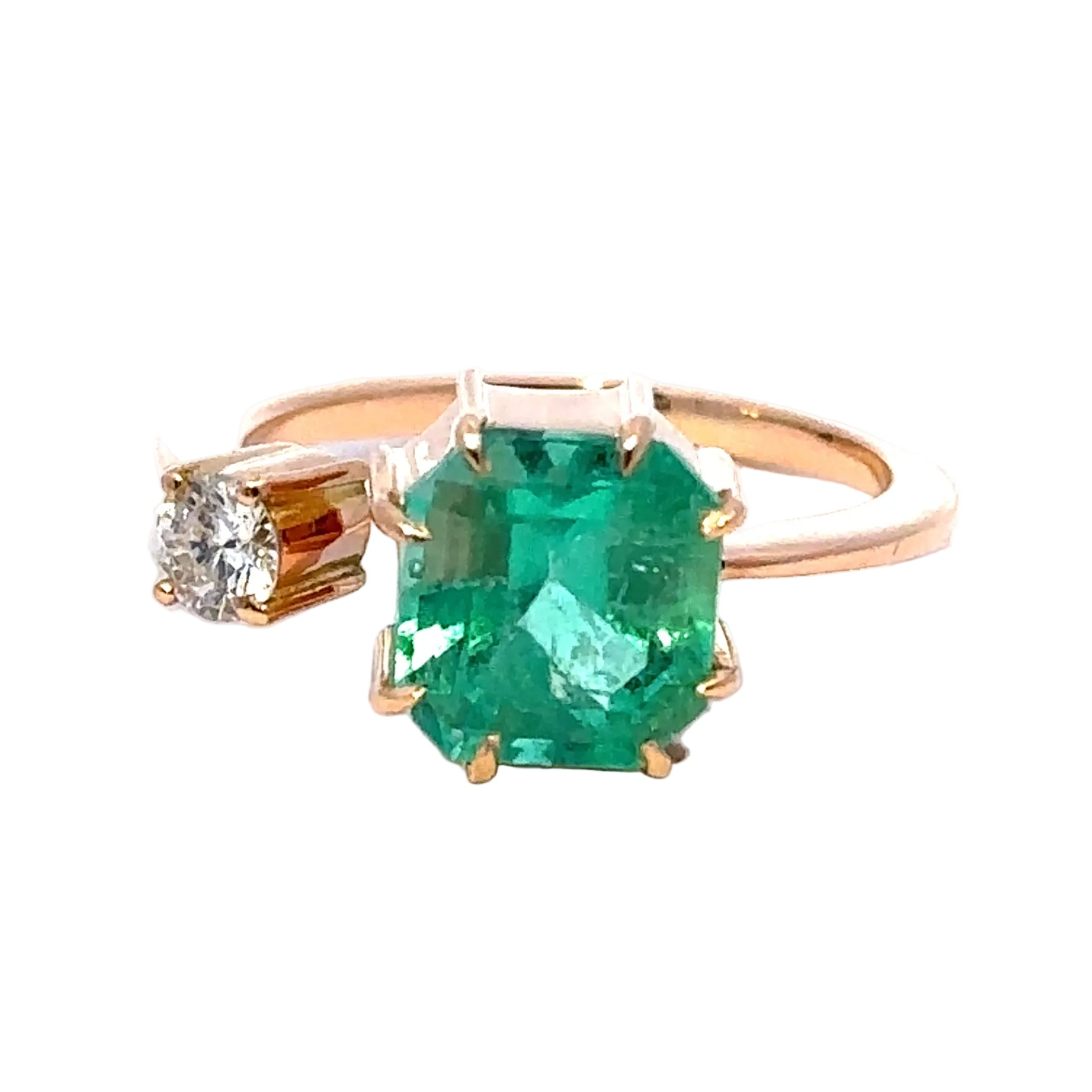 Yellow Gold Solitaire Ring with an Emerald and Diamond