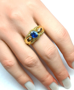 Yellow gold ring with sapphire and diamonds