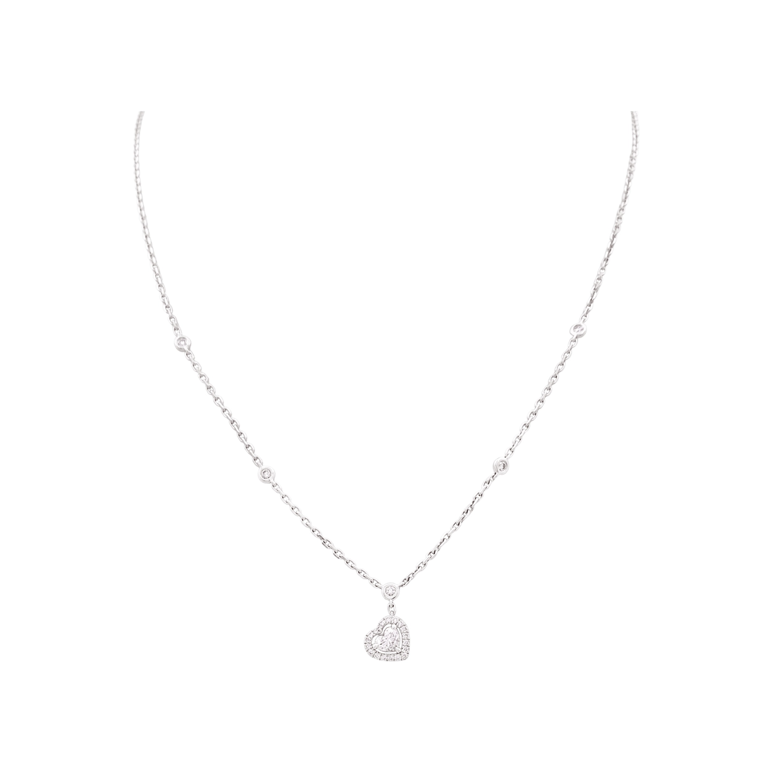 Collier Messika, « Joy Taille Cœur » en or blanc et diamants.