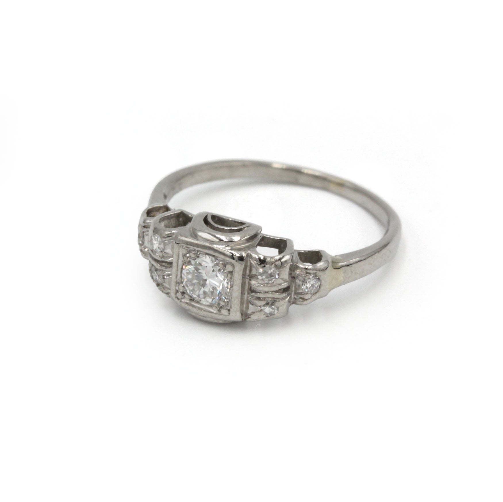 Art Deco ring in platinum and diamonds