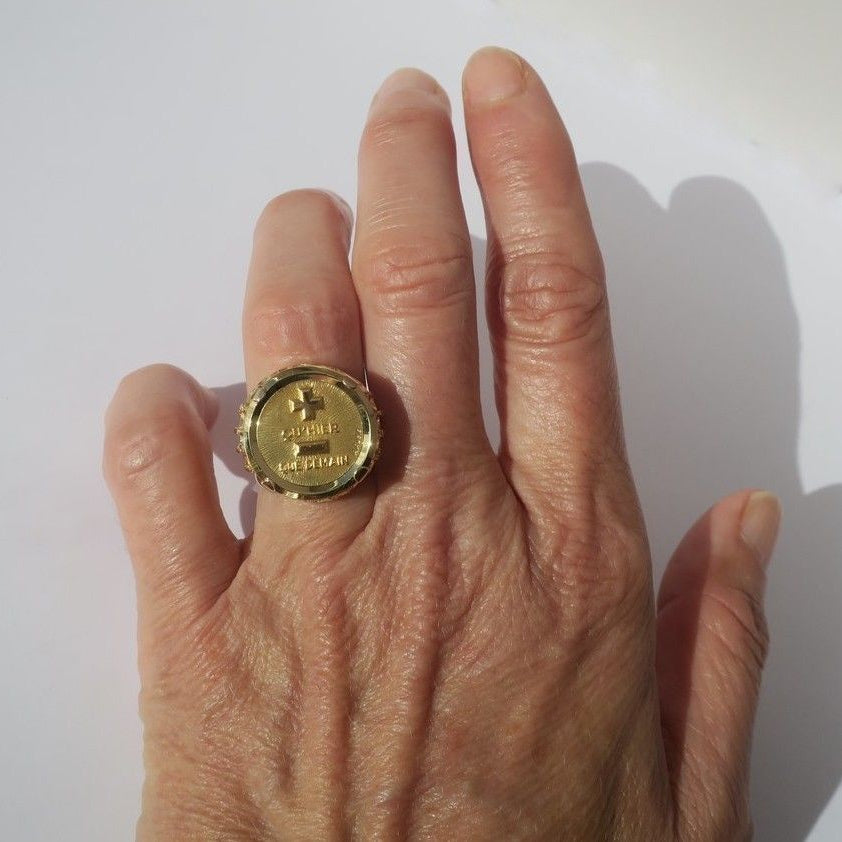 Bague A. AUGIS chevalière médaille d'amour en or jaune - Castafiore