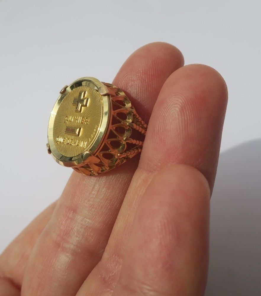 Bague A. AUGIS chevalière médaille d'amour en or jaune - Castafiore