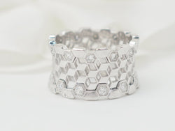 Bague ajourée en or blanc et diamants - Castafiore