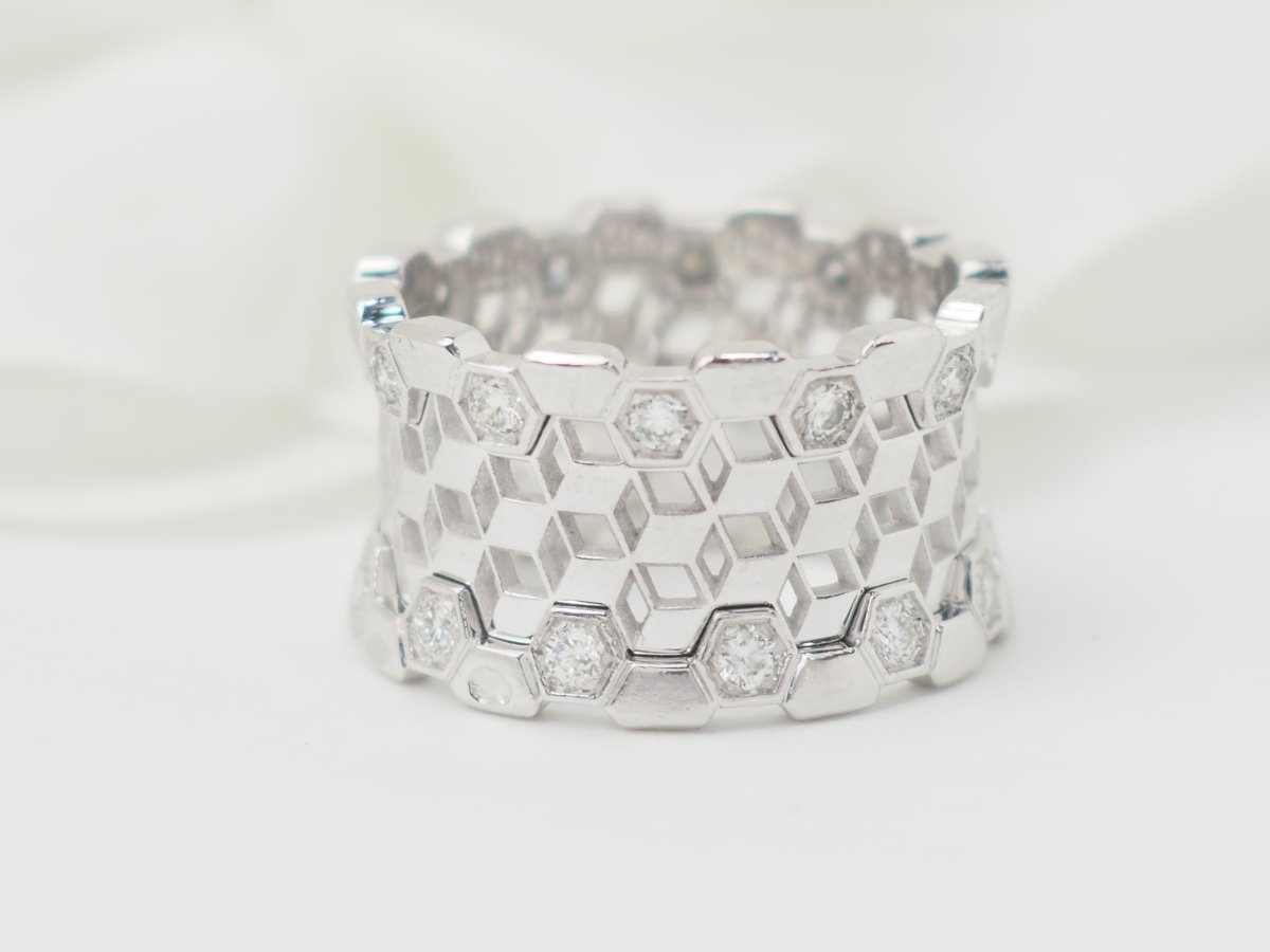 Bague ajourée en or blanc et diamants - Castafiore