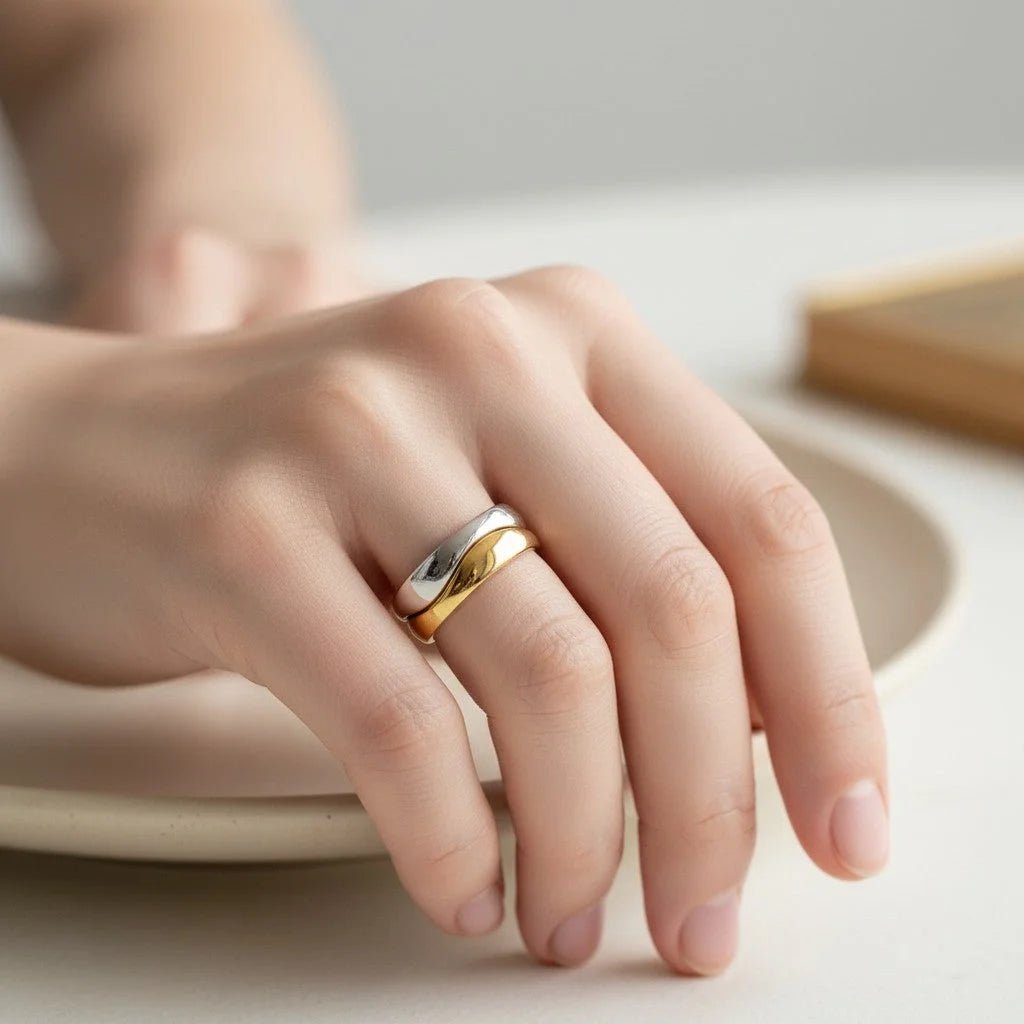 Bague Alliance CARTIER "Nouvelle Vague" en or blanc et or jaune - Castafiore