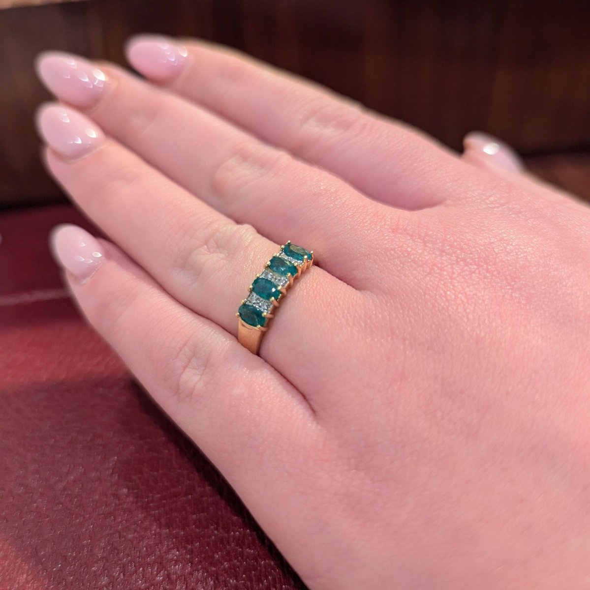 Bague Alliance en or jaune, émeraudes et diamants - Castafiore