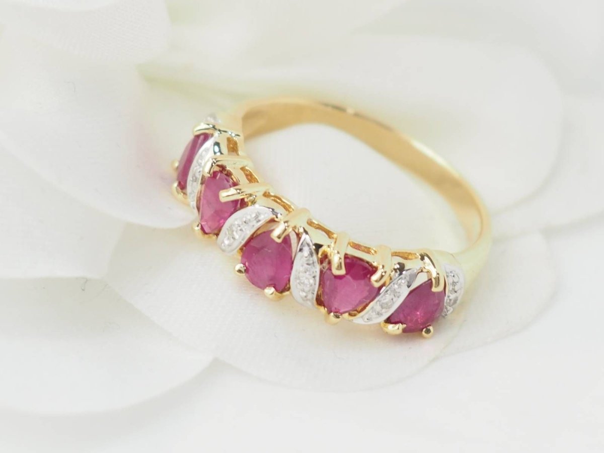 Bague alliance en or jaune et rubis - Castafiore