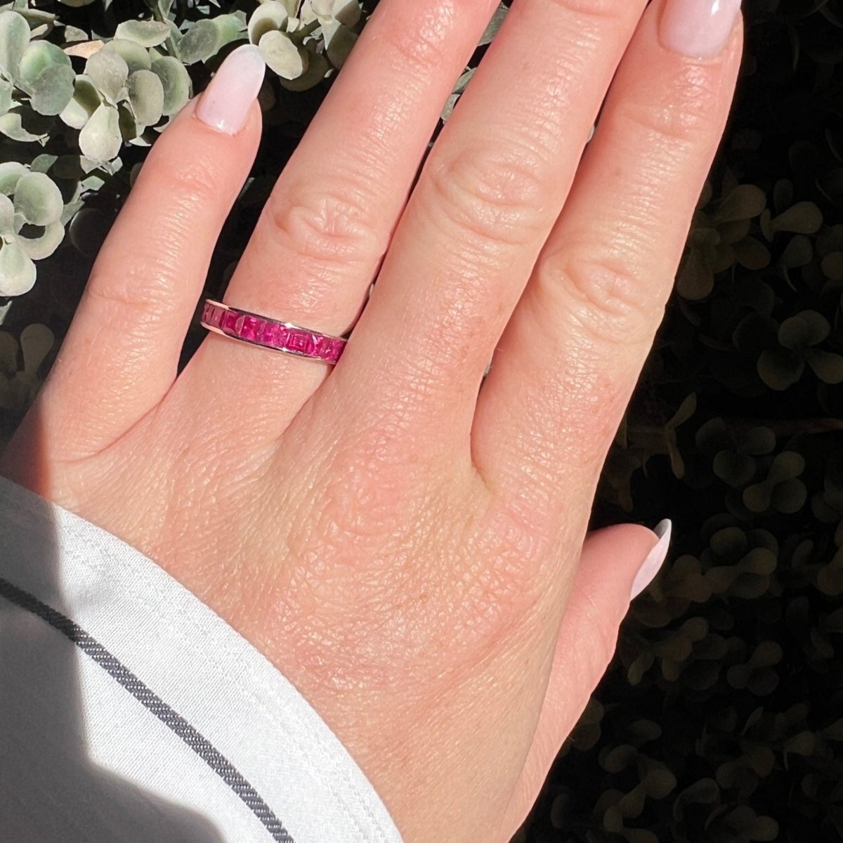 Bague Alliance éternité en or blanc et rubis - Castafiore