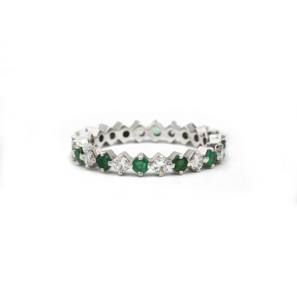 Bague Alliance Muse en or blanc sertie de diamants et émeraudes - Castafiore