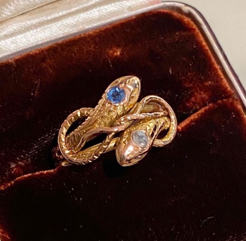 Bague ancienne à deux têtes de serpents en or rose 18k - Castafiore