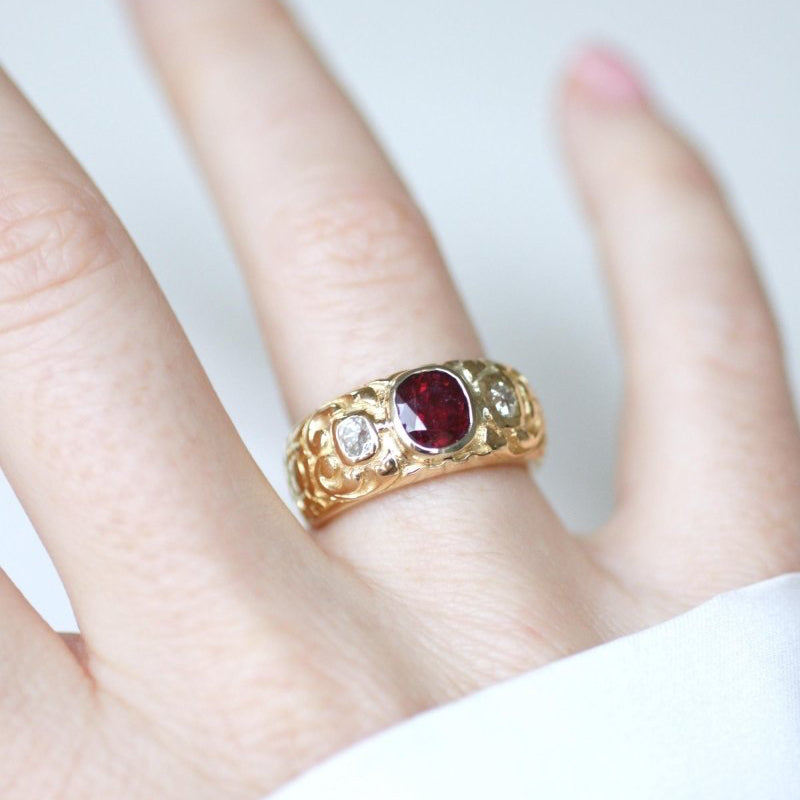 Bague ANCIENNE Bandeau en or jaune rubis et diamants - Castafiore