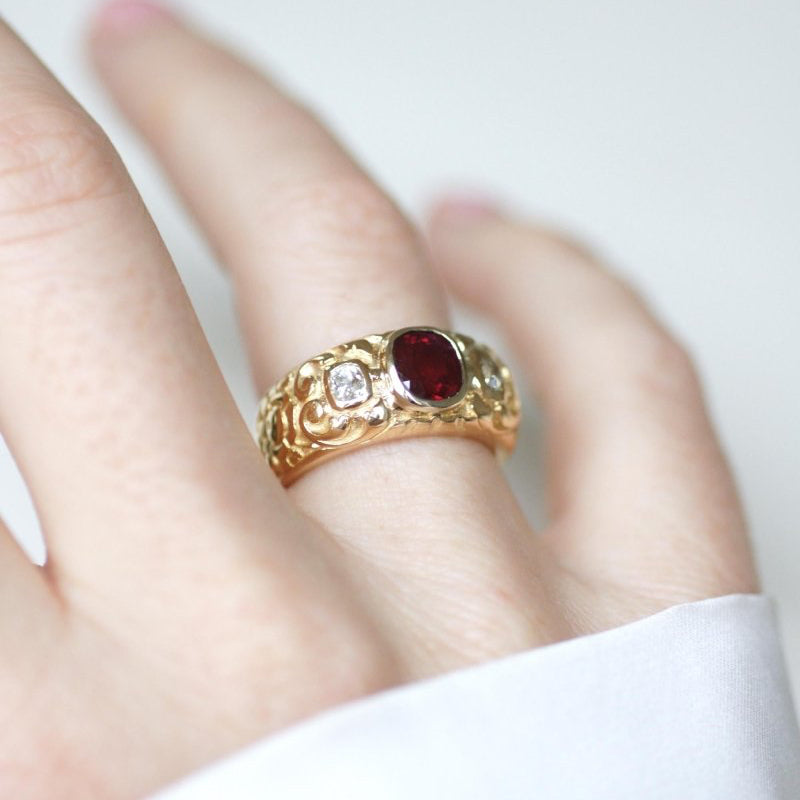 Bague ANCIENNE Bandeau en or jaune rubis et diamants - Castafiore