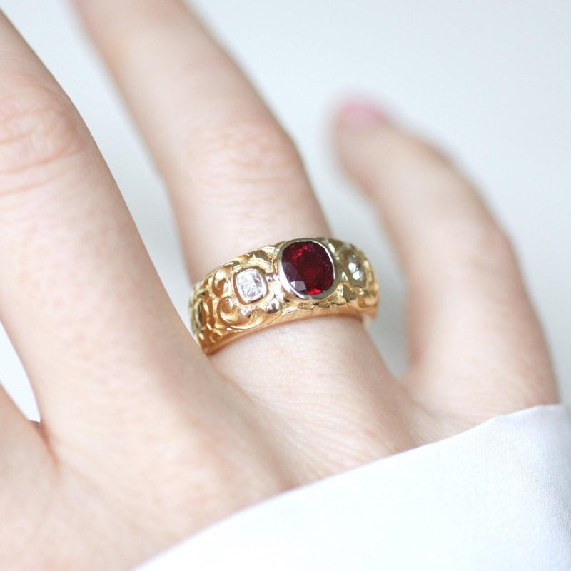 Bague ANCIENNE Bandeau en or jaune rubis et diamants - Castafiore