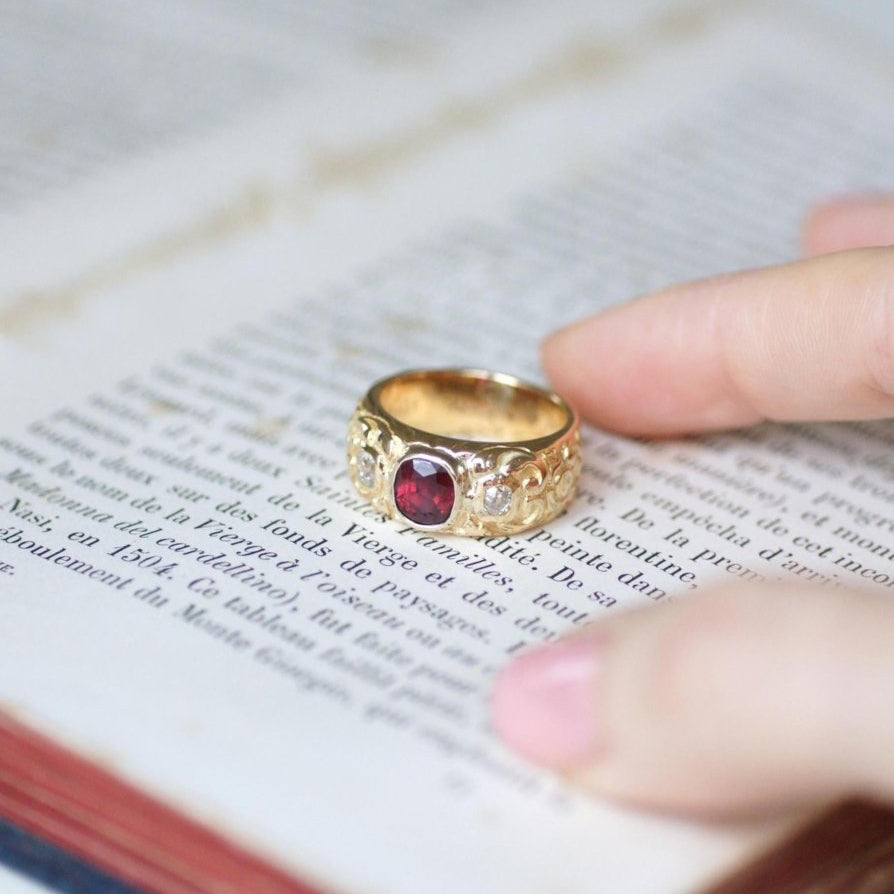 Bague ANCIENNE Bandeau en or jaune rubis et diamants - Castafiore