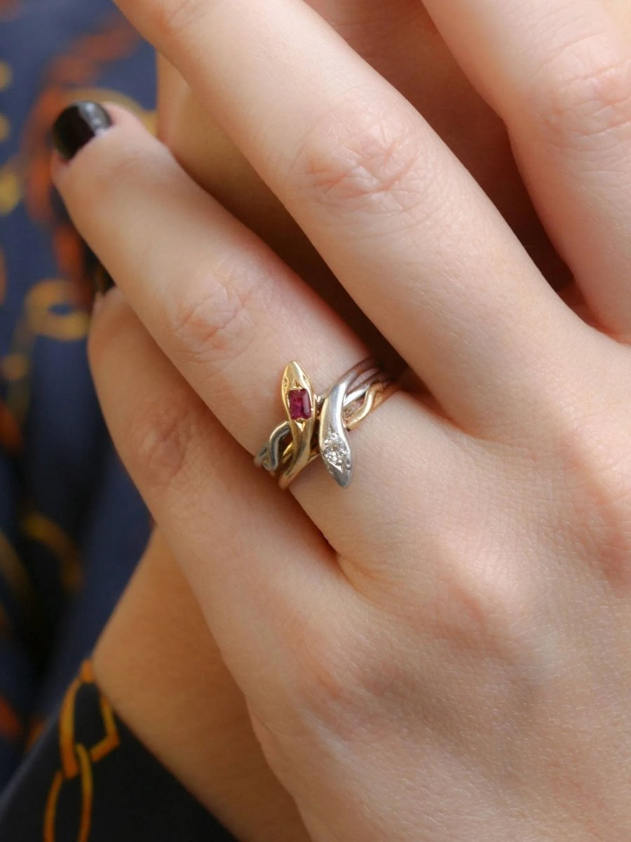 Bague ancienne deux serpents en or, diamant et rubis - XIXe siècle - Castafiore