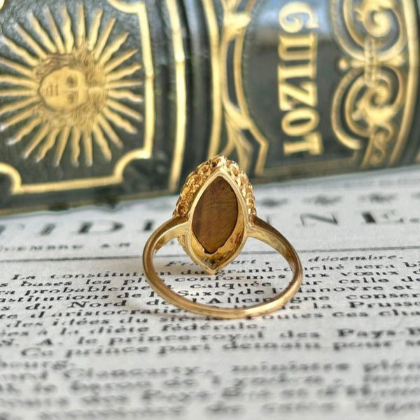 Bague ancienne en or jaune 18k œil de tigre et perles - Castafiore