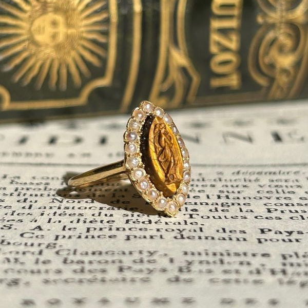 Bague ancienne en or jaune 18k œil de tigre et perles - Castafiore
