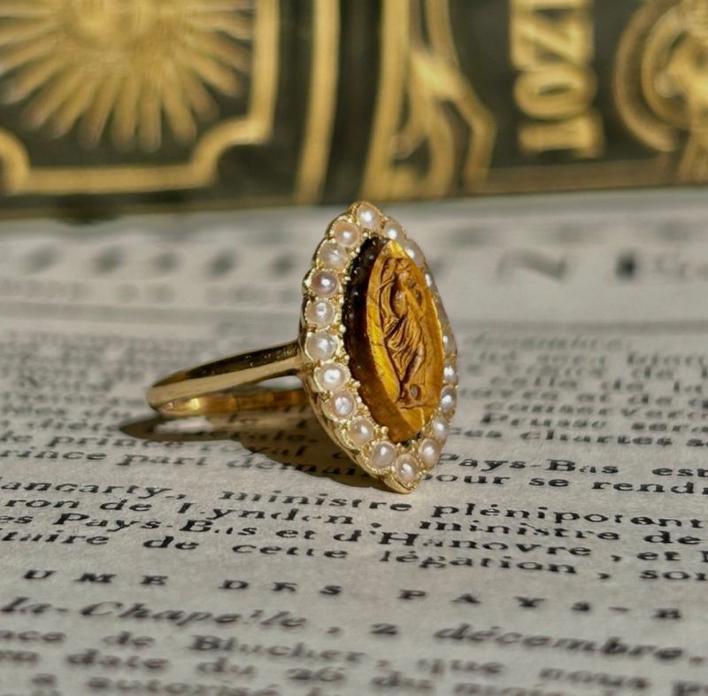 Bague ancienne en or jaune 18k œil de tigre et perles - Castafiore