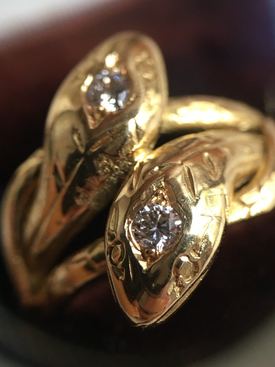 Bague ancienne en or jaune 18K représentant deux serpents - Castafiore