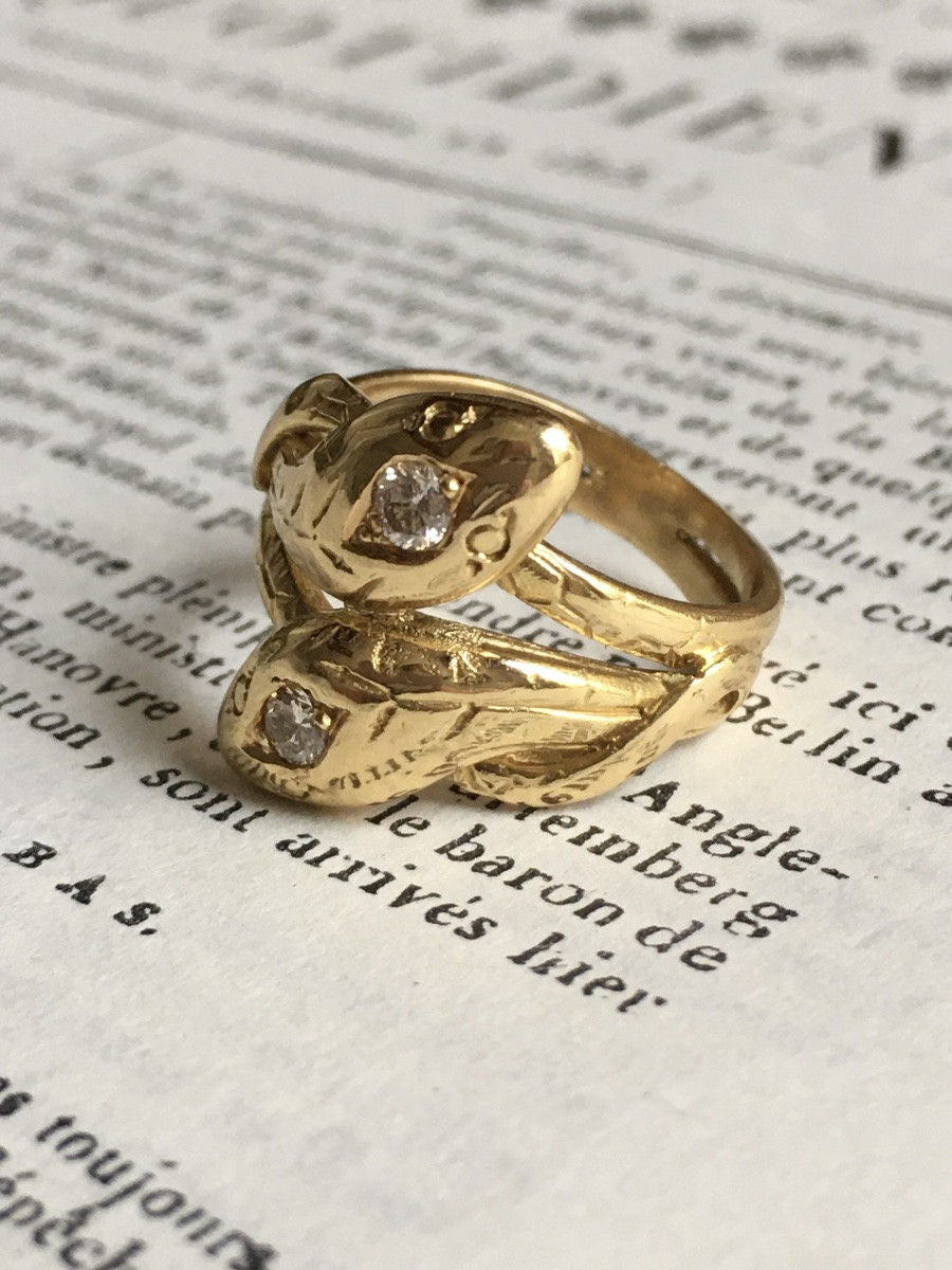 Bague ancienne en or jaune 18K représentant deux serpents - Castafiore