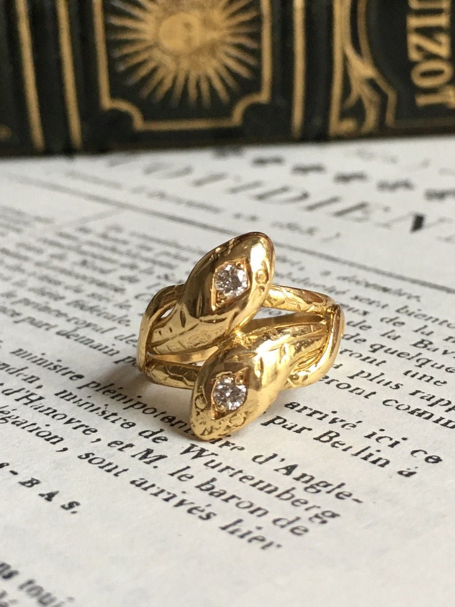 Bague ancienne en or jaune 18K représentant deux serpents - Castafiore