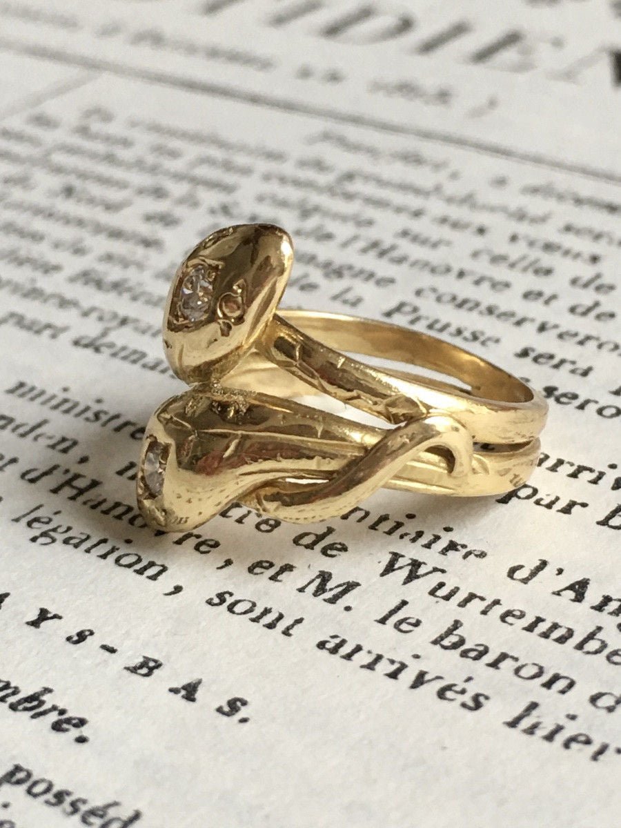 Bague ancienne en or jaune 18K représentant deux serpents - Castafiore