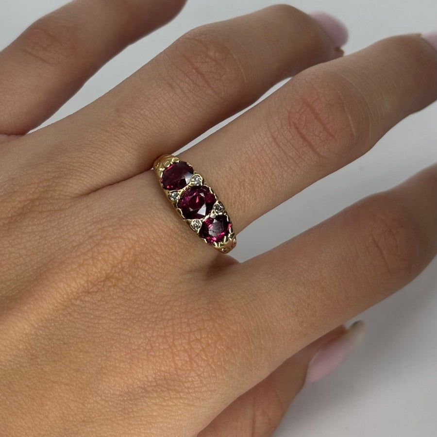 Bague ANCIENNE en or jaune rubis et diamants - Castafiore