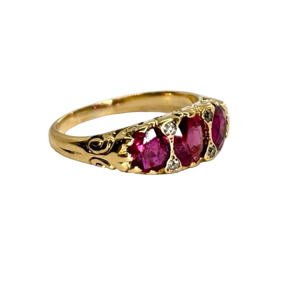 Bague ANCIENNE en or jaune rubis et diamants - Castafiore