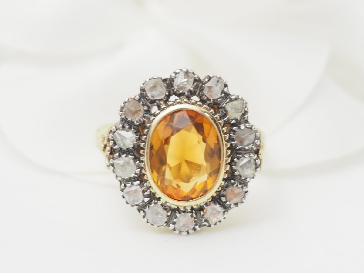 Bague ancienne en or jaune, topaze et diamants - Castafiore