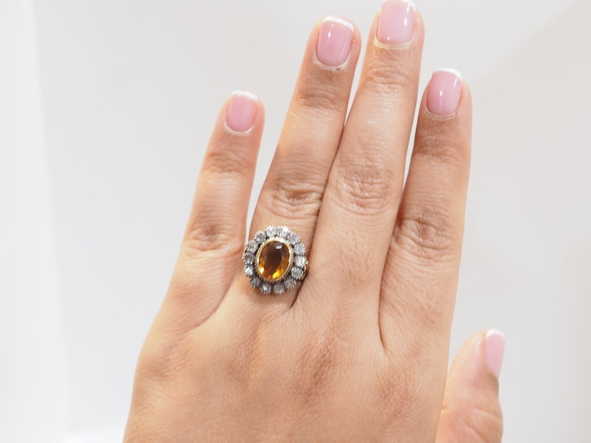 Bague ancienne en or jaune, topaze et diamants - Castafiore