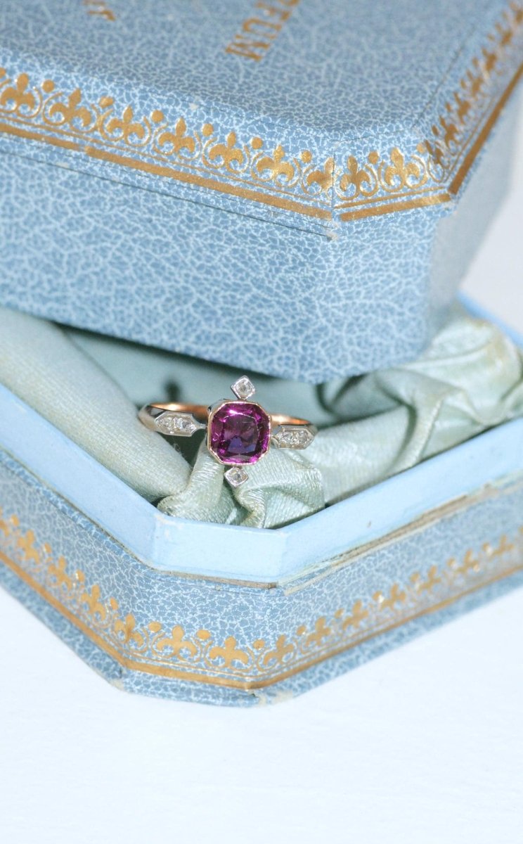 Bague Ancienne Grenat et Diamants sur Or Rose - Castafiore
