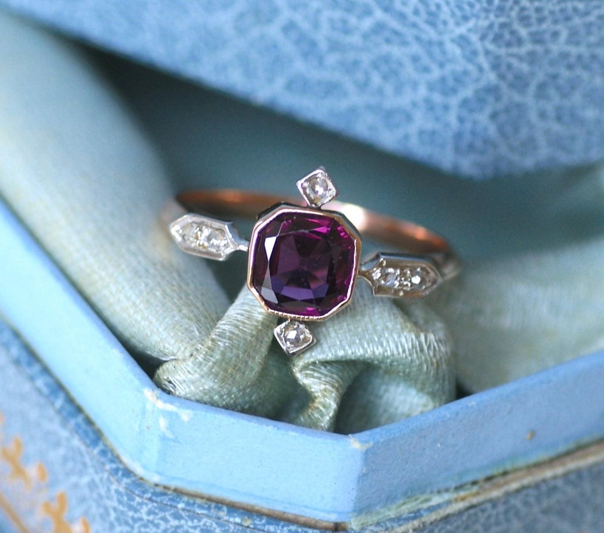 Bague Ancienne Grenat et Diamants sur Or Rose - Castafiore