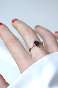 Bague Ancienne Grenat et Diamants sur Or Rose - Castafiore