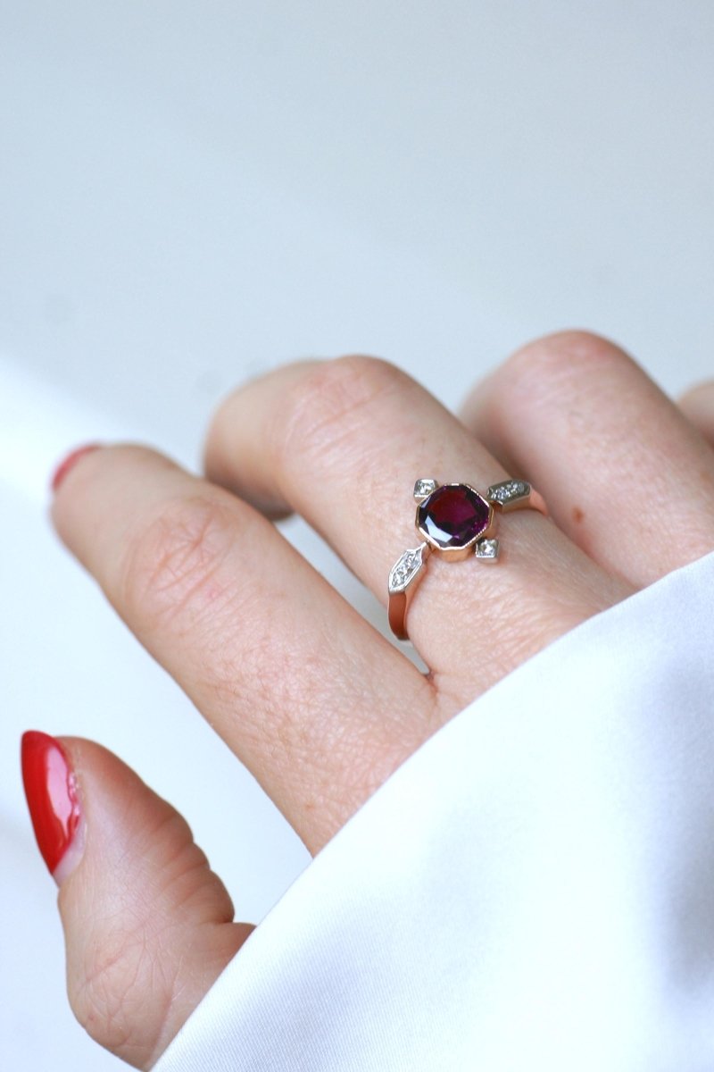 Bague Ancienne Grenat et Diamants sur Or Rose - Castafiore